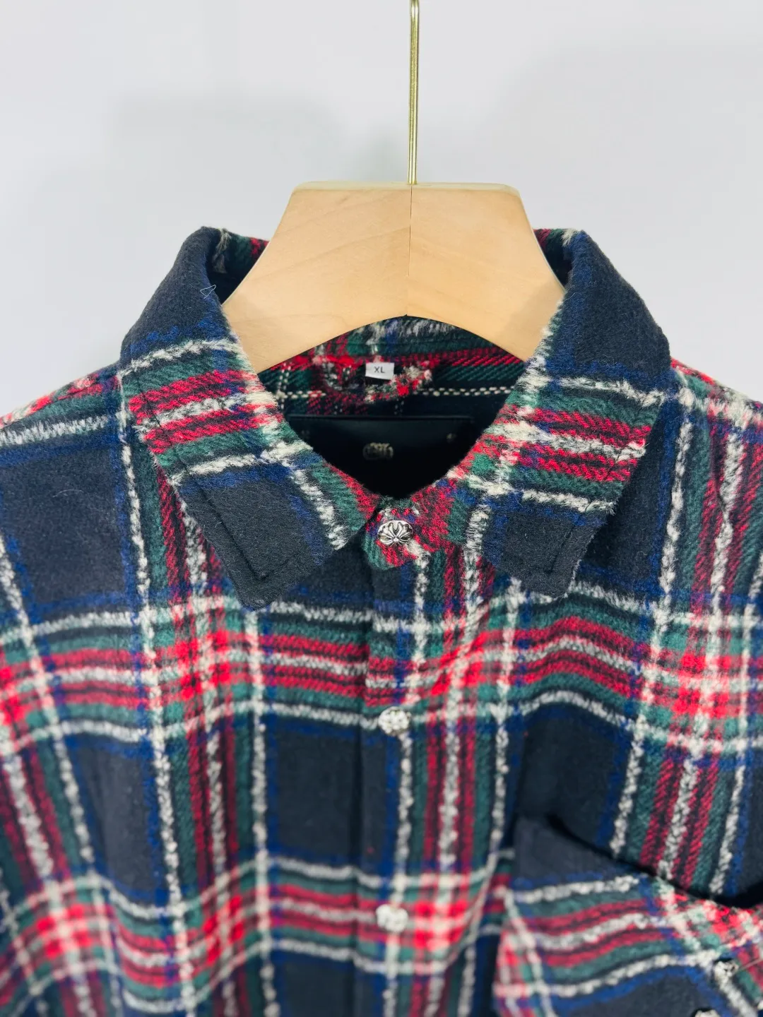 P300 top version, real shot without P, ​​different from market currency) 𝗖𝗵𝗿𝗼𝗺𝗲 𝗛𝗲𝗮𝗿𝘁𝘀/Cro Xin 2025 plaid shirt Accessories: Original model-opening collar label ➕100% silk wash water label. Genuine purchase-grade original hangtag➕matching hanging rope➕3D hanging beads➕original packaging bag. Craftsmanship: The original version has consistent wiring! The highest version of the armhole matching technique!  Color: Color Size: S M L XL